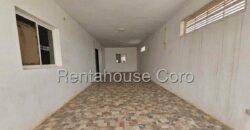 Cómoda Casa en Venta en Villa Privada de Intercomunal Coro La Vela