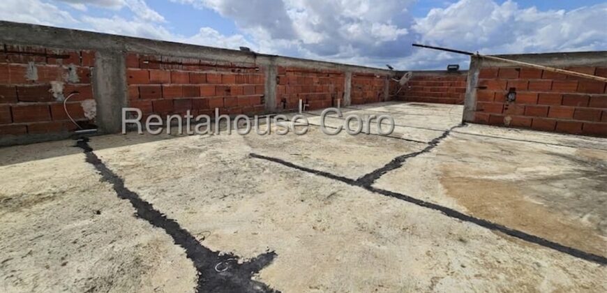 Cómoda Casa en Venta en Villa Privada de Intercomunal Coro La Vela