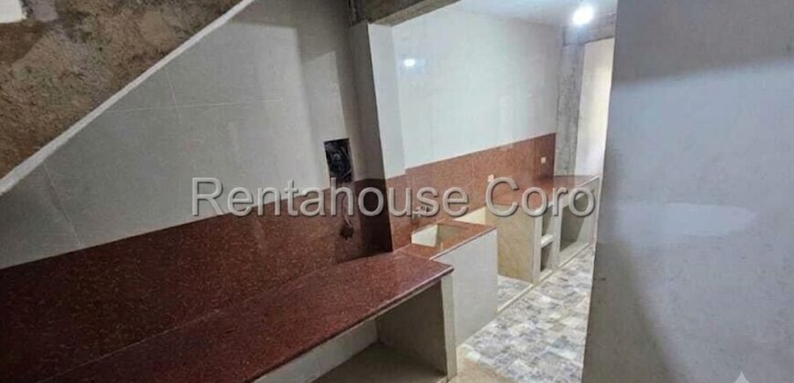 Cómoda Casa en Venta en Villa Privada de Intercomunal Coro La Vela