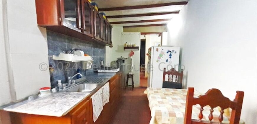 Amplia propiedad destacada históricamente de 3 locales y casa en Venta en Centro de Coro