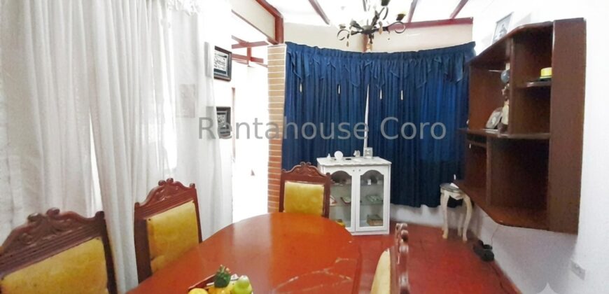 Amplia propiedad destacada históricamente de 3 locales y casa en Venta en Centro de Coro