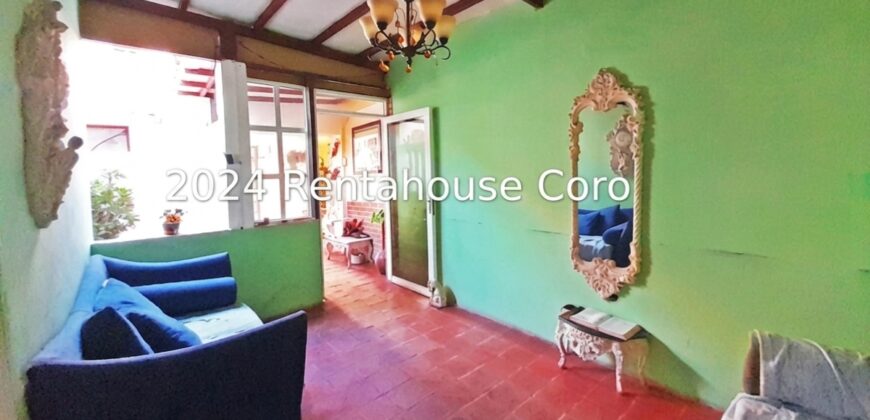 Amplia propiedad destacada históricamente de 3 locales y casa en Venta en Centro de Coro